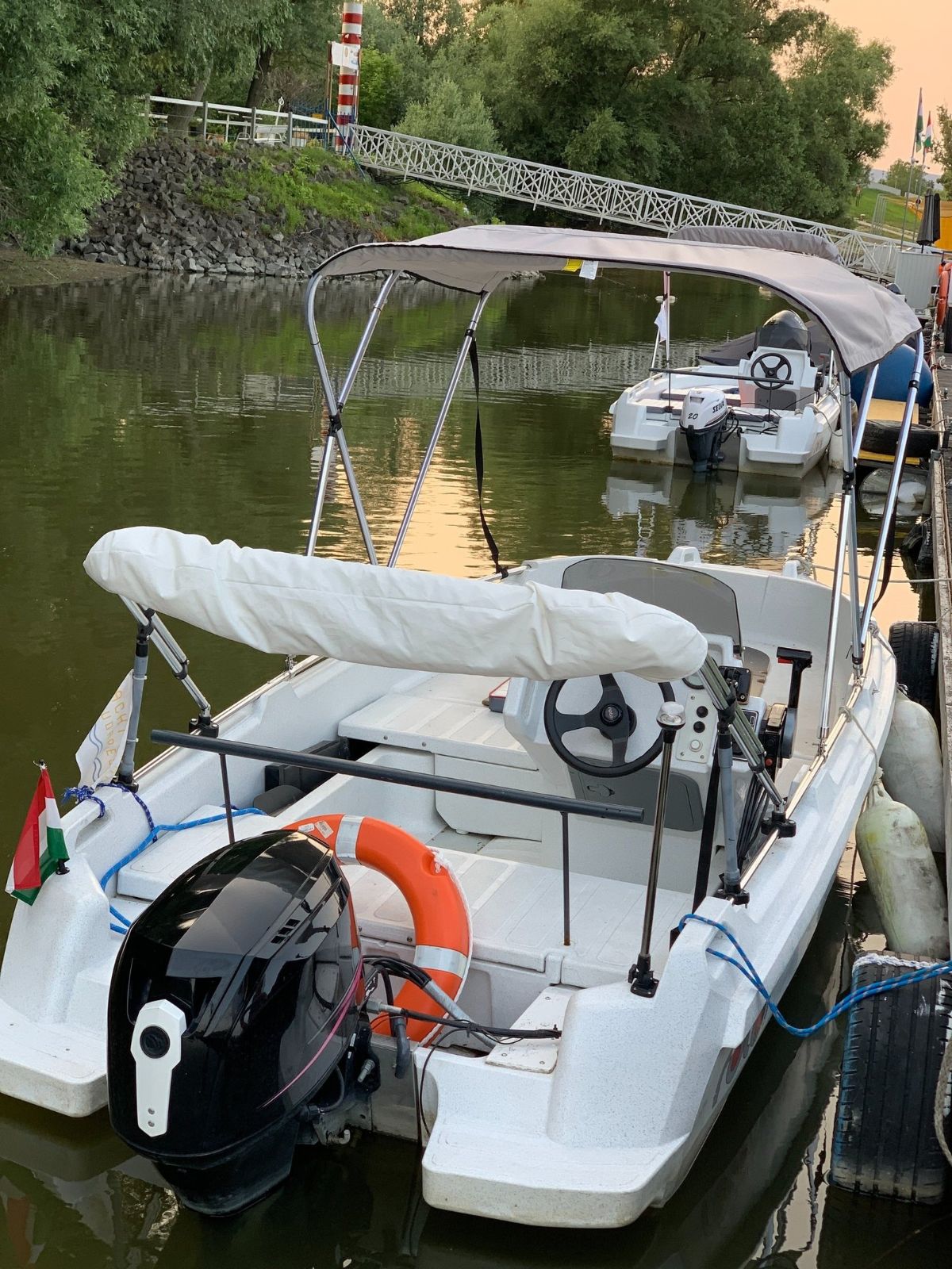 Kormányállás és bimini tető a hajón